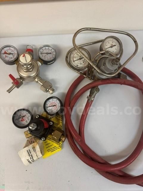 3 - DOUBLE GAUGE CO2 REGULATORS