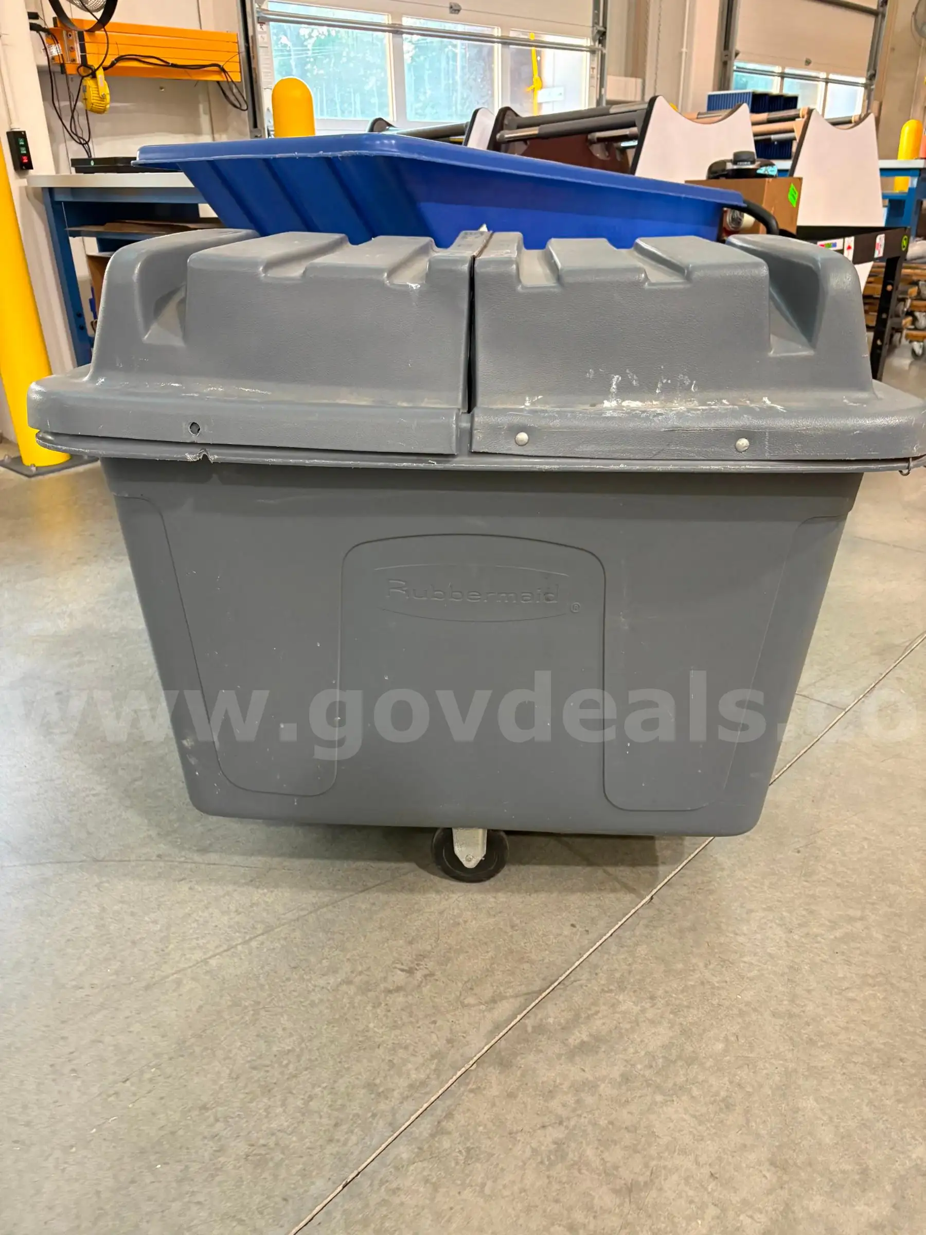 Rubbermaid cube truck