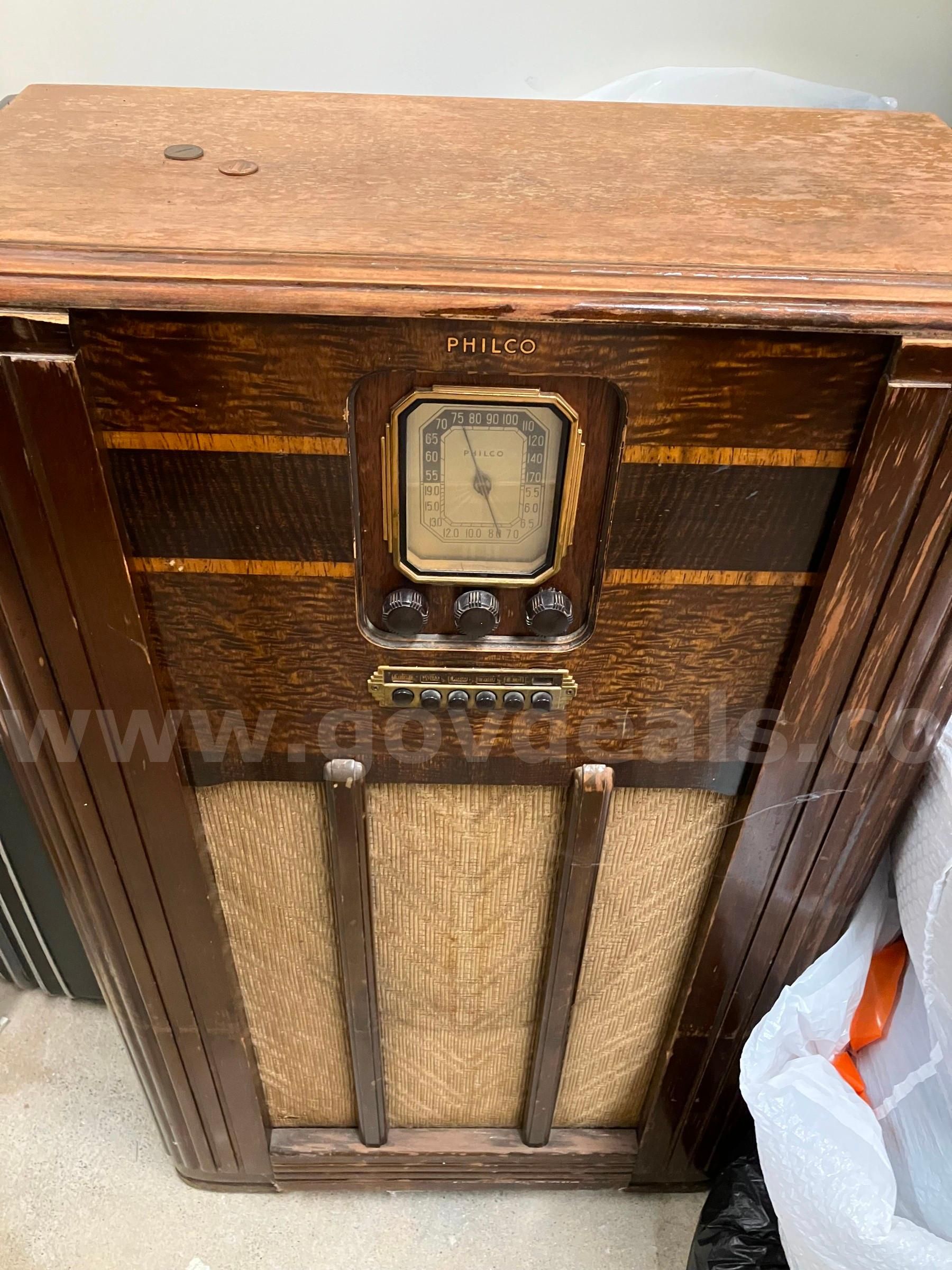 Philco brand vintage radio model 17