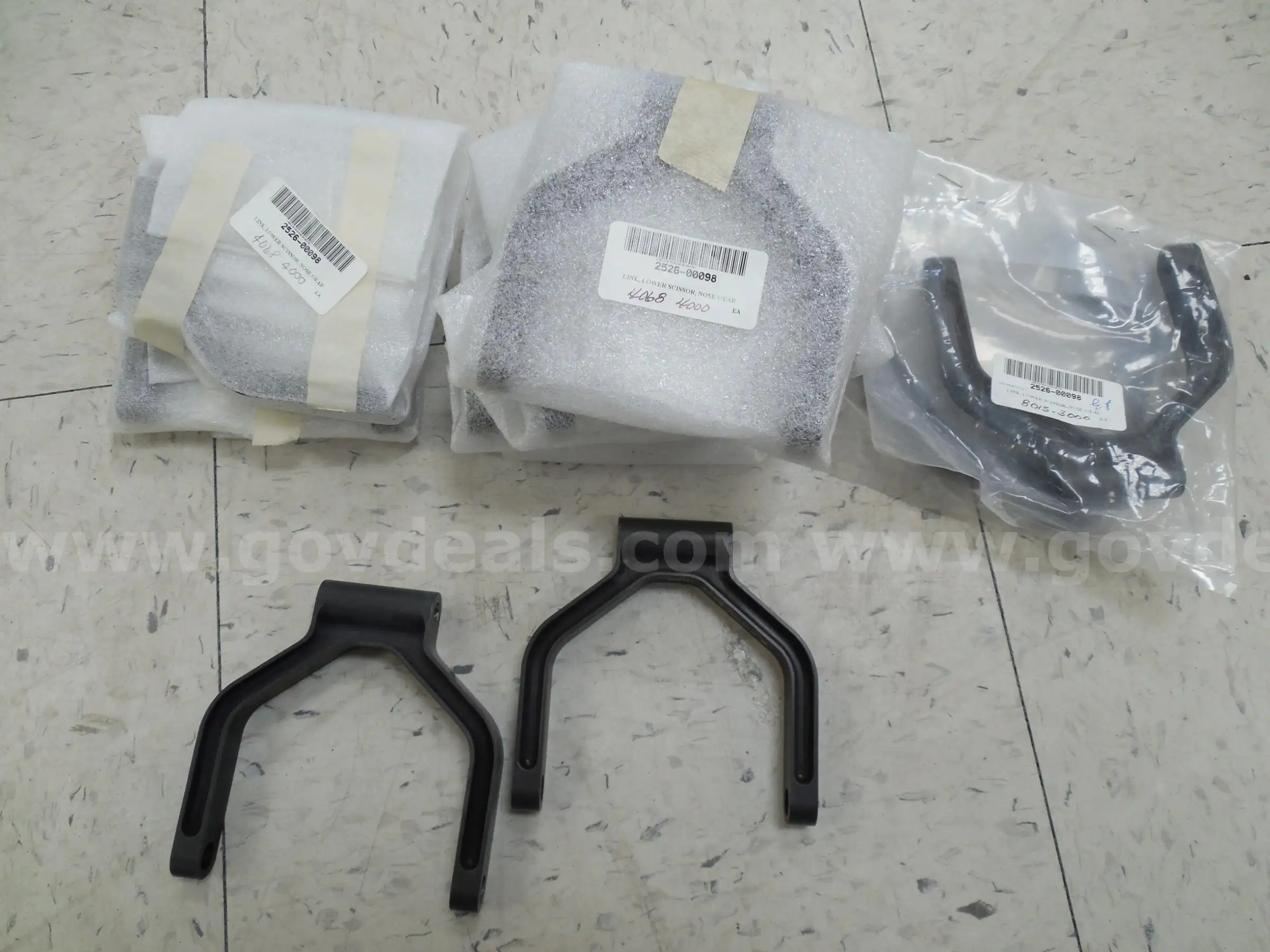 Collection of link lower scissor nose gear
