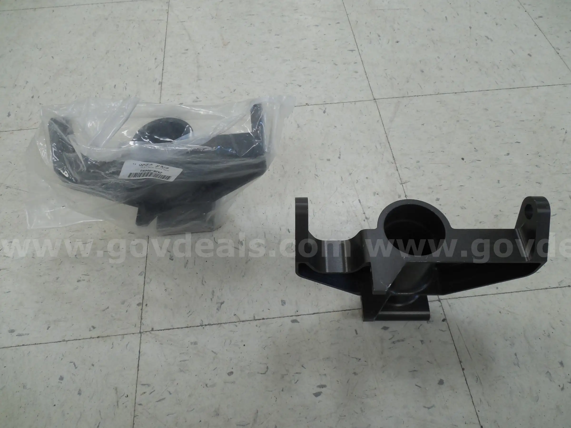 Pair of tube pivot nose gears