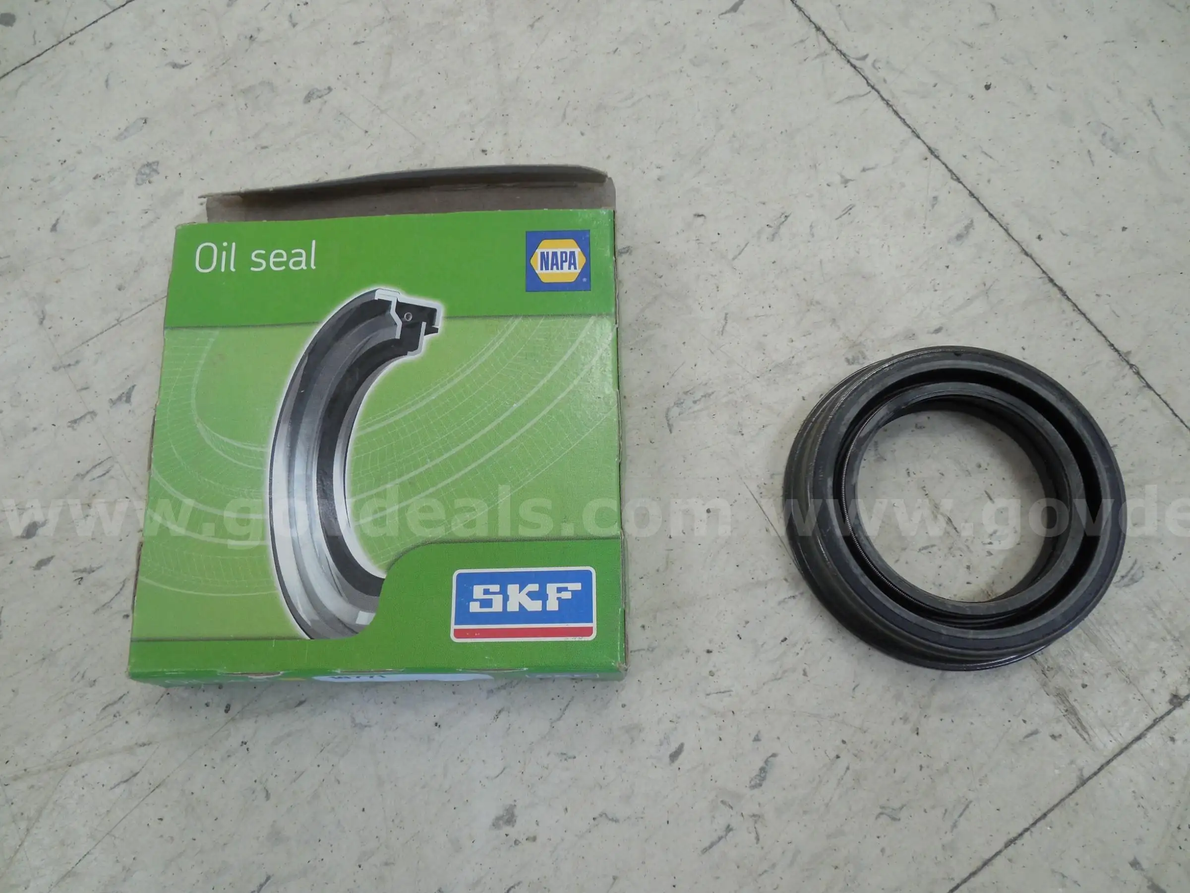 Transfer case rear output shaft seal