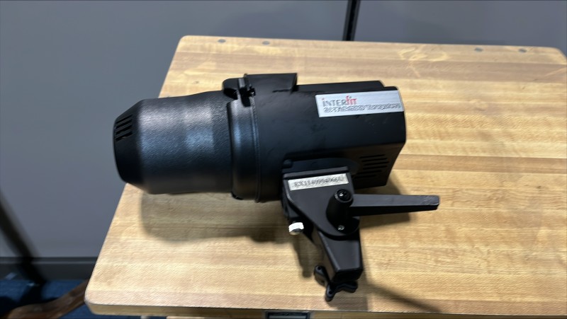 Lot # 21022-2 Untested INTERFIT SXT3200 TUNGSTEN STUDIO LIGHT