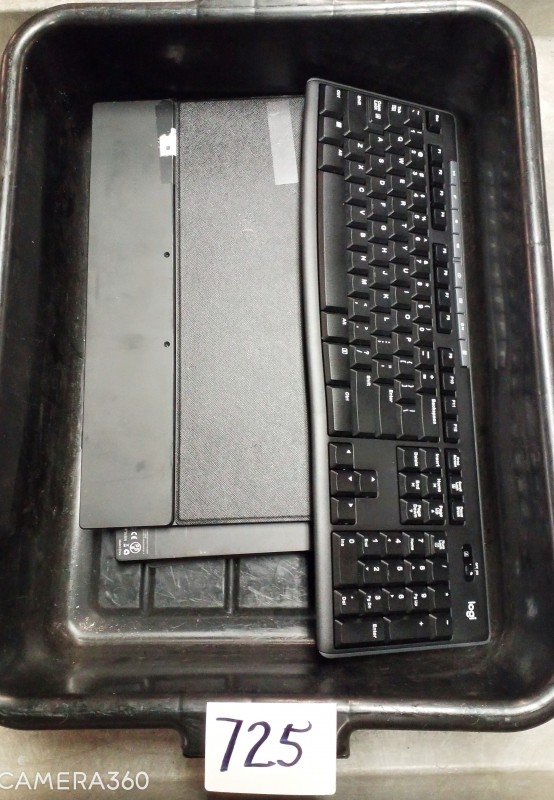 LOT # 725 TSA KEYBOARD (1) AND VARIOUS PORTABLE MONITORS (3)