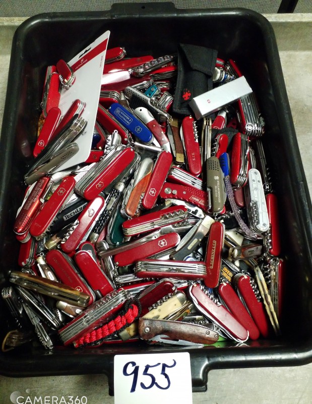 LOT # 955 TSA VARIOUS FOLDING POCKET KNIVES